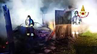 Incendio in una legnaia: vigili del fuoco in azione all’alba
